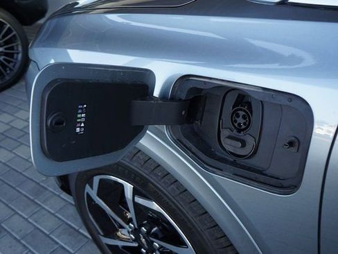 New 2025 Chevrolet Equinox EV LT image 11