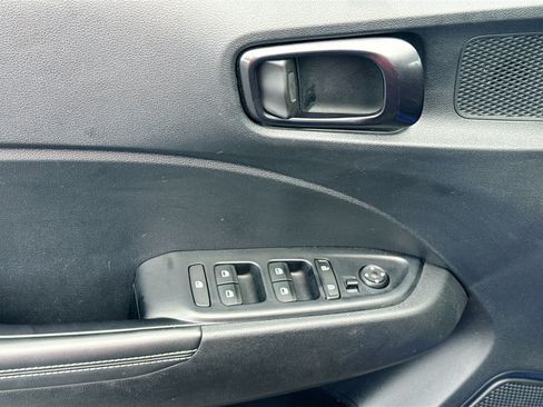 Used 2023 Hyundai Venue Limited FWD image 18