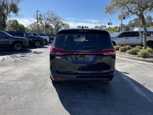 New 2026 Chrysler Pacifica Select image 6