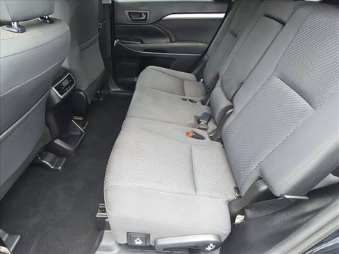 Used 2019 Toyota Highlander LE FWD image 18