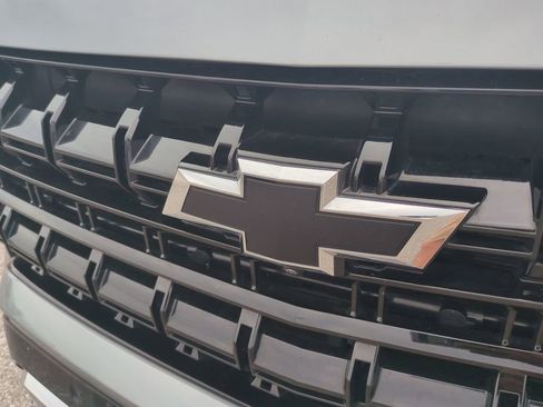 Used 2025 Chevrolet Suburban Z71 image 13