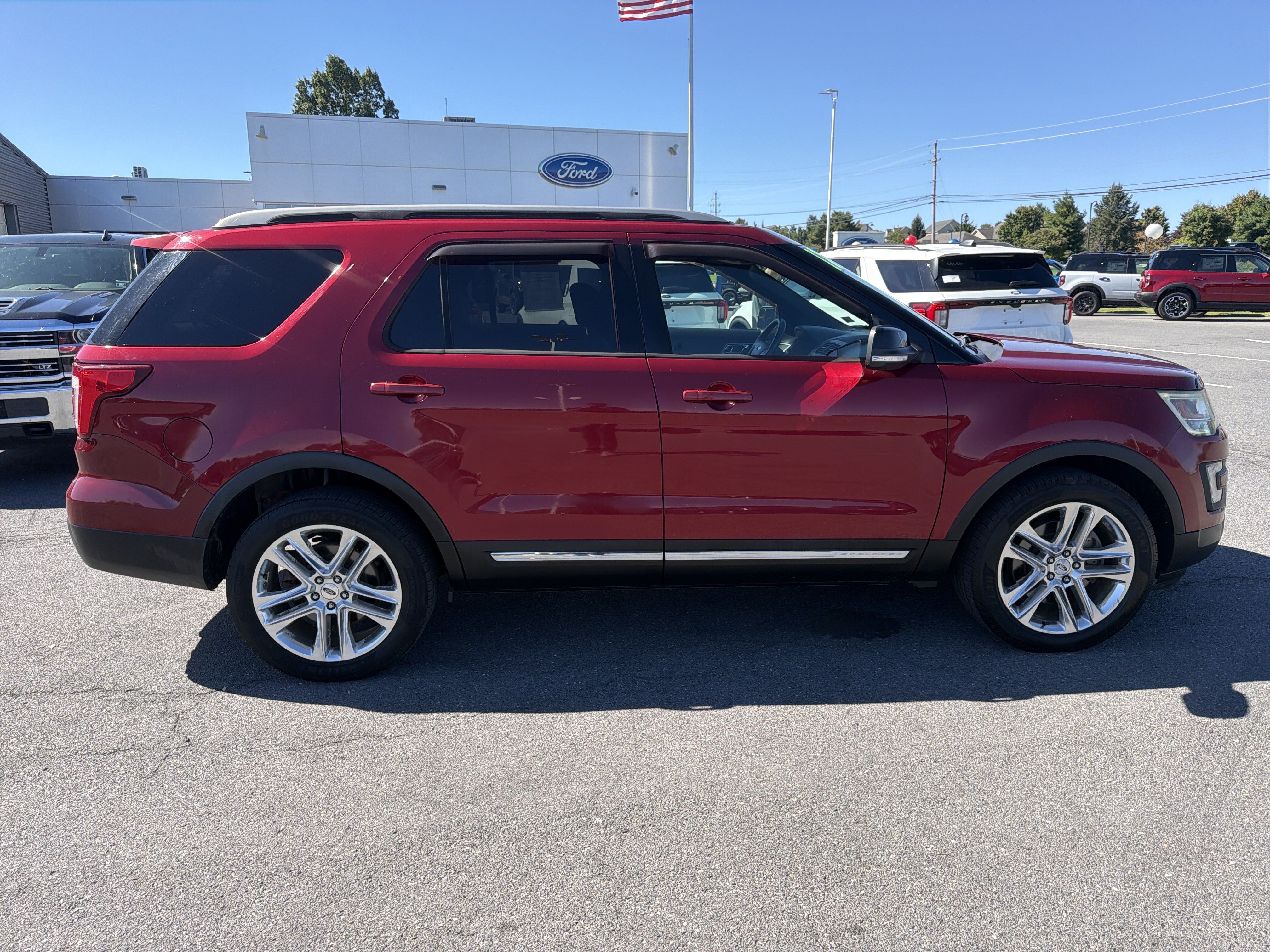 Used 2017 Ford Explorer XLT w/ Equipment Group 201A AWD/4WD image 2