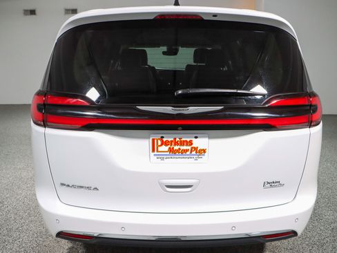 Used 2023 Chrysler Pacifica Touring-L image 8