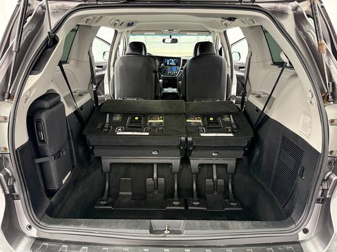 Used 2017 Toyota Sienna SE FWD image 25