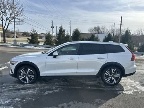 Used 2025 Volvo V60 B5 Cross Country Plus image 2