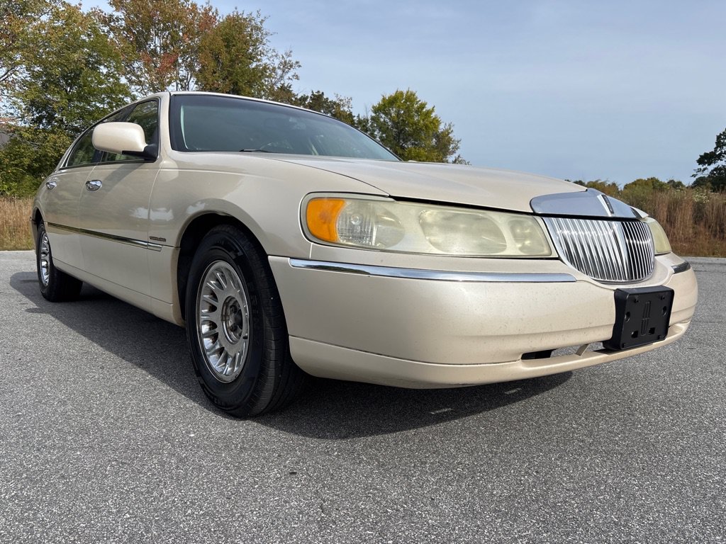 Used 2002 Lincoln Town Car Cartier L RWD image 7