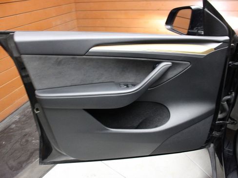 Used 2022 Tesla Model Y Long Range image 9