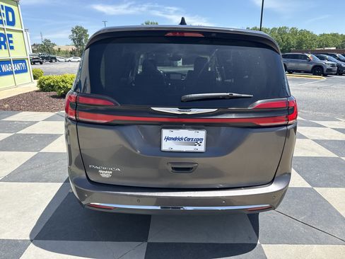 Used 2023 Chrysler Pacifica Touring-L FWD image 9