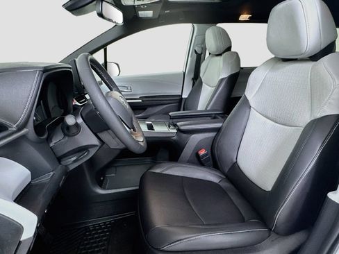 Used 2025 Toyota Sienna XSE AWD/4WD image 12