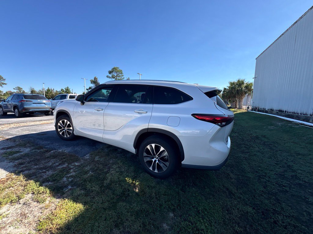 Used 2021 Toyota Highlander XLE FWD image 27