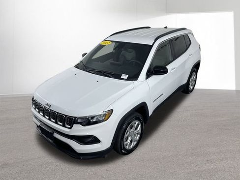 Used 2024 Jeep Compass Latitude image 42