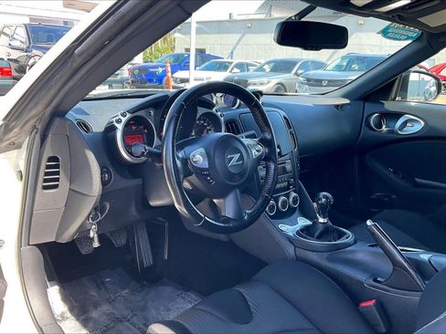 Used 2020 Nissan 370Z Coupe RWD image 11