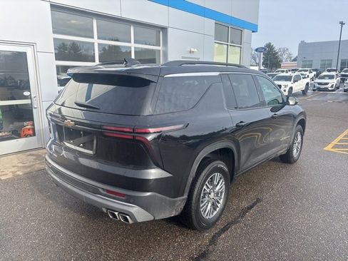 Used 2025 Chevrolet Traverse LT image 7