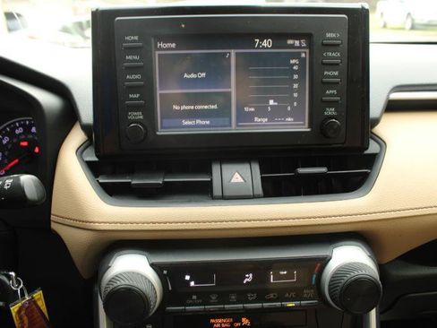 Used 2019 Toyota RAV4 LE FWD image 19