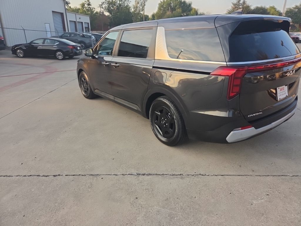 Used 2025 Kia Carnival FWD image 8