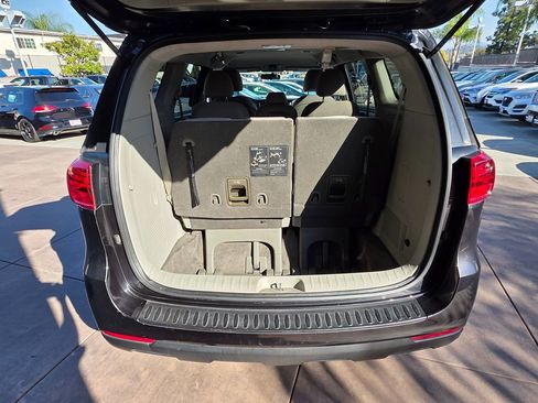 Used 2019 Kia Sedona LX image 19