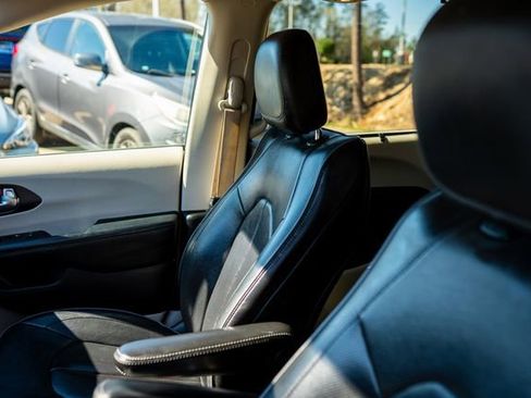 Used 2020 Chrysler Pacifica Limited image 30