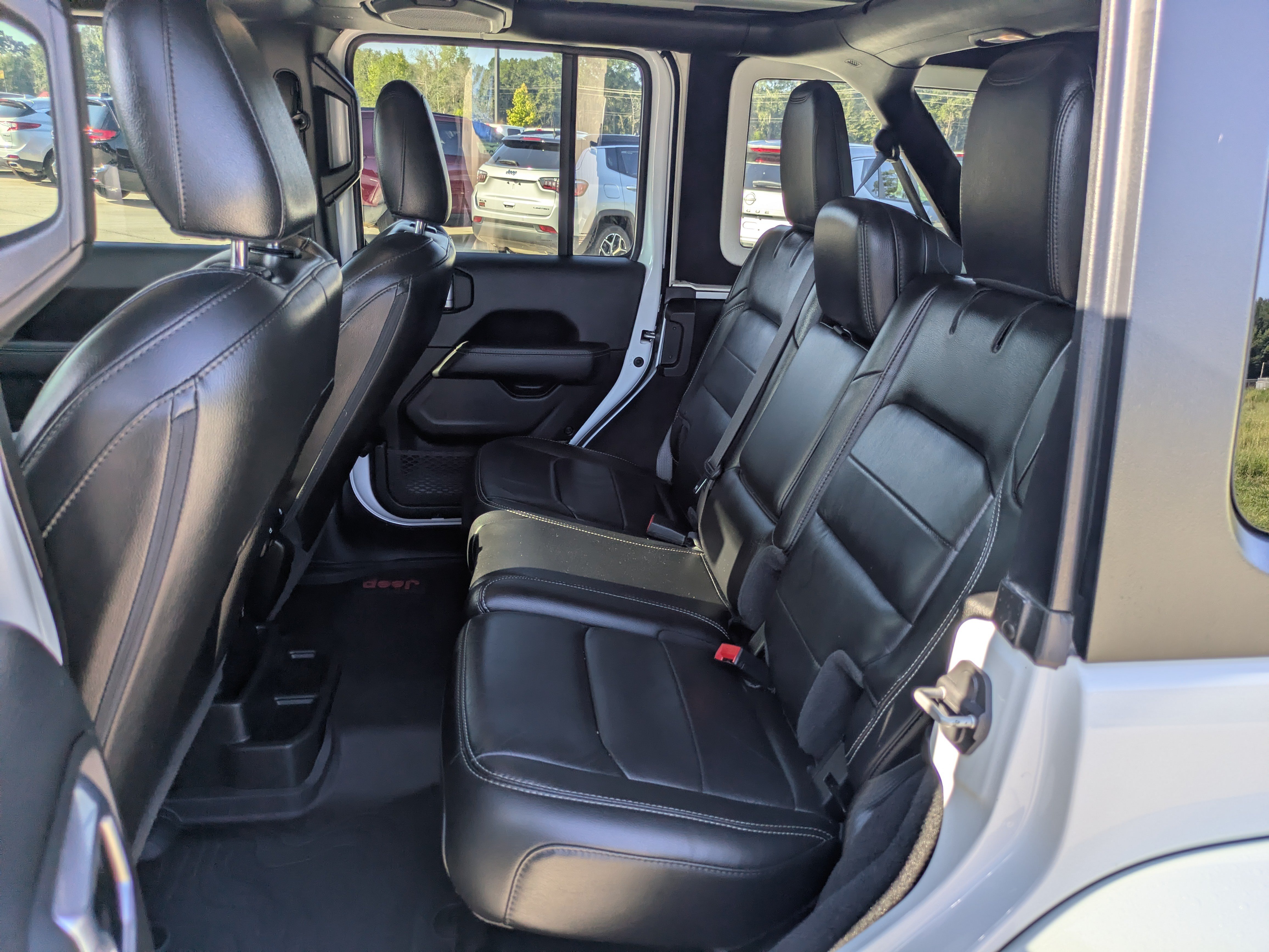 Used 2022 Jeep Wrangler Unlimited Sahara w/ Cold Weather Group AWD/4WD image 6