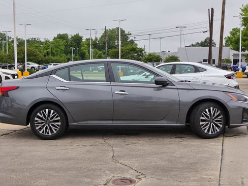 Used 2025 Nissan Altima 2.5 SV FWD image 6
