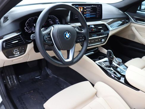 Certified 2023 BMW 530e w/ Convenience Package image 15
