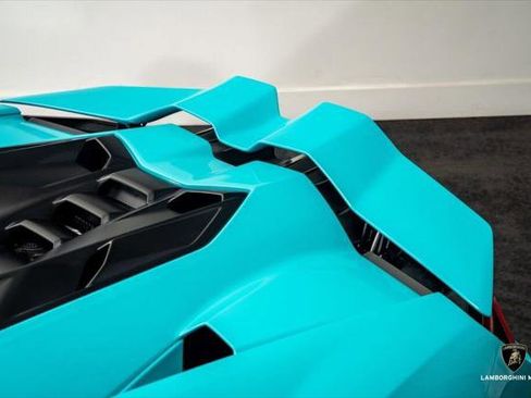 Used 2025 Lamborghini Revuelto image 13