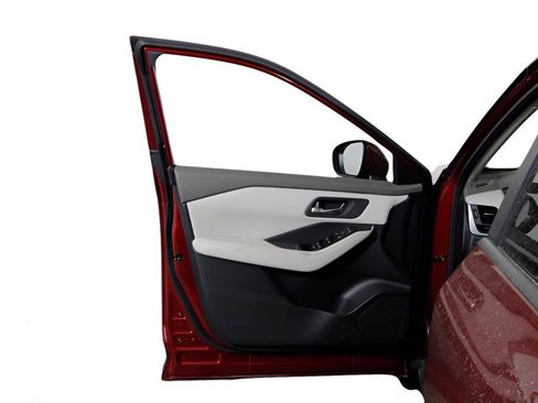 Used 2025 Nissan Rogue SV image 29