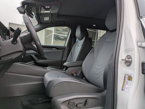 New 2026 Volkswagen Tiguan SE R-Line FWD image 2