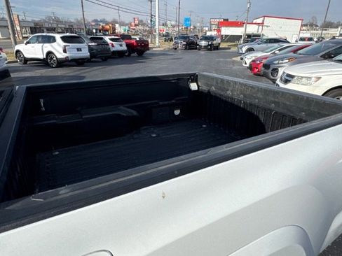 Used 2017 Toyota Tacoma Limited image 12