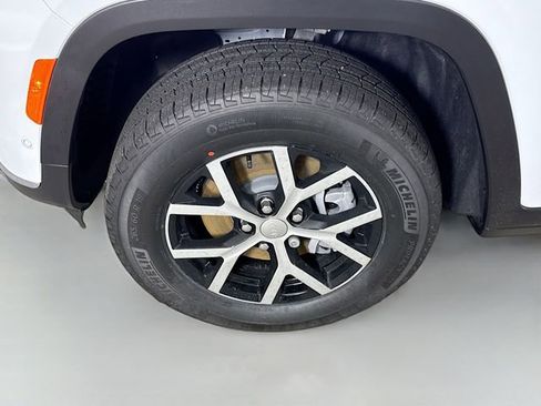 New 2025 Jeep Grand Cherokee L Limited w/ Luxury Tech Group II image 32