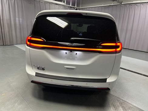 Used 2026 Chrysler Pacifica Select image 6