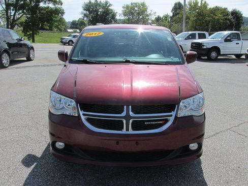 Used 2017 Dodge Grand Caravan SXT FWD image 2