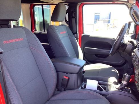 Used 2025 Jeep Wrangler Unlimited Rubicon w/ Convenience Group AWD/4WD image 38
