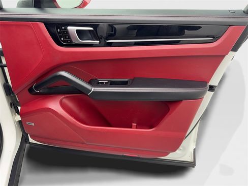 Used 2020 Porsche Cayenne w/ Premium Package image 47