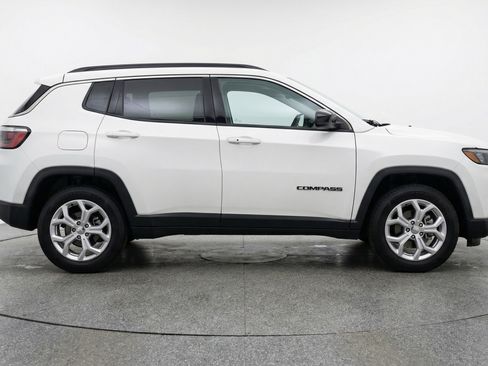 Used 2025 Jeep Compass Latitude image 11