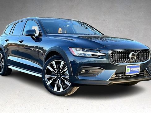 New 2026 Volvo V60 B5 Cross Country Ultra w/ Climate Package AWD/4WD image 2