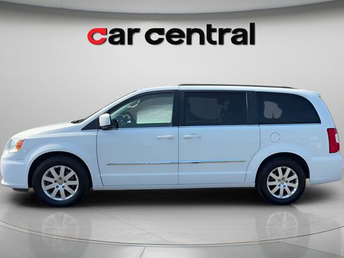 Used 2016 Chrysler Town & Country Touring FWD image 8