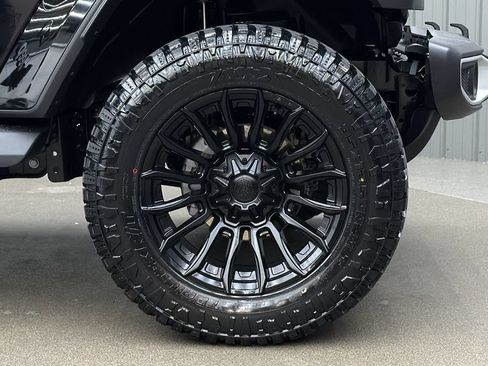 Used 2025 Jeep Wrangler Unlimited Sahara AWD/4WD image 9