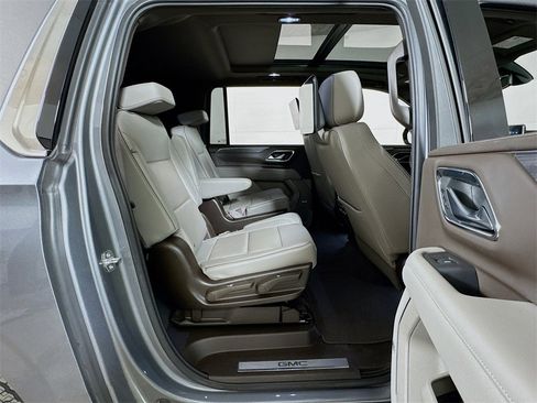 Used 2021 GMC Yukon XL SLT w/ SLT Premium Package image 28