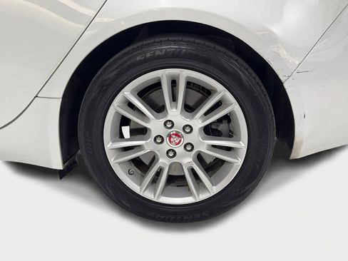 Used 2018 Jaguar XE Premium image 32