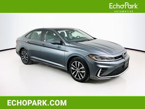 Used 2025 Volkswagen Jetta SE image 1