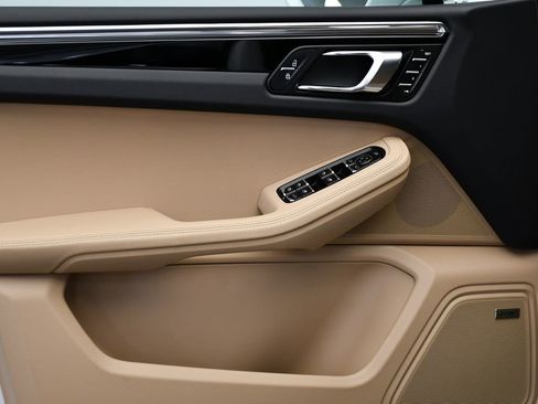 Used 2025 Porsche Macan image 34