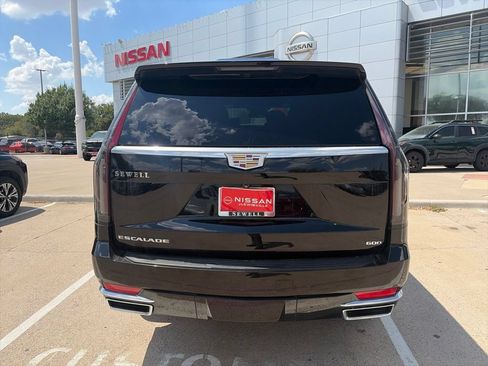 Used 2022 Cadillac Escalade Luxury AWD/4WD image 9