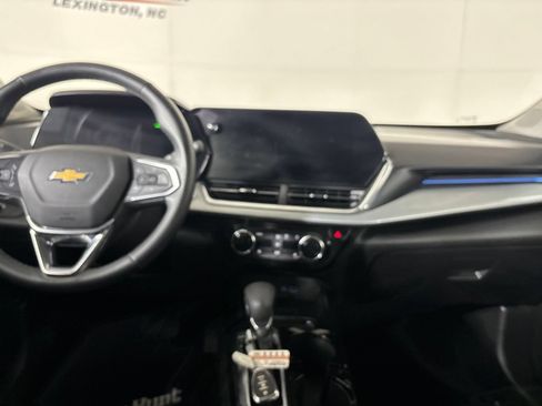 Used 2025 Chevrolet Trax LT w/ LT Convenience Package FWD image 23