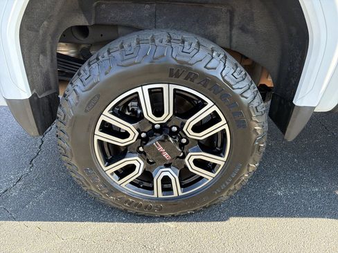 Used 2022 GMC Sierra 2500 AT4 w/ AT4 Premium Plus Package image 17