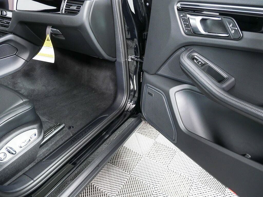 Certified 2026 Porsche Macan AWD/4WD image 26