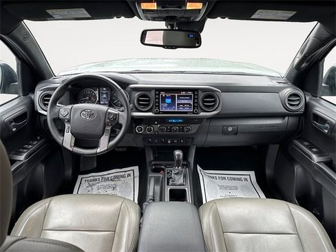 Used 2022 Toyota Tacoma TRD Off-Road image 10
