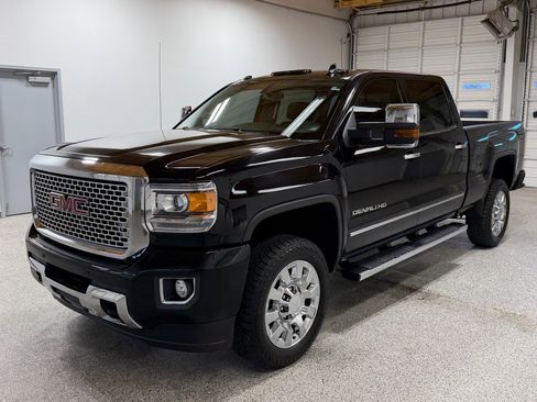Used 2016 GMC Sierra 2500 Denali w/ Suspension Package, Off-Road image 8