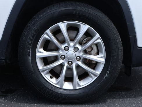 Used 2019 Jeep Cherokee Latitude w/ Cold Weather Group AWD/4WD image 19