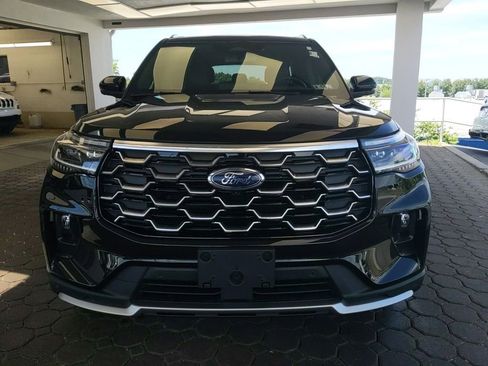 Used 2025 Ford Explorer Platinum AWD/4WD image 2