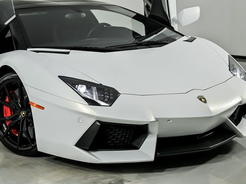 Used 2017 Lamborghini Aventador LP 700-4 AWD/4WD image 2